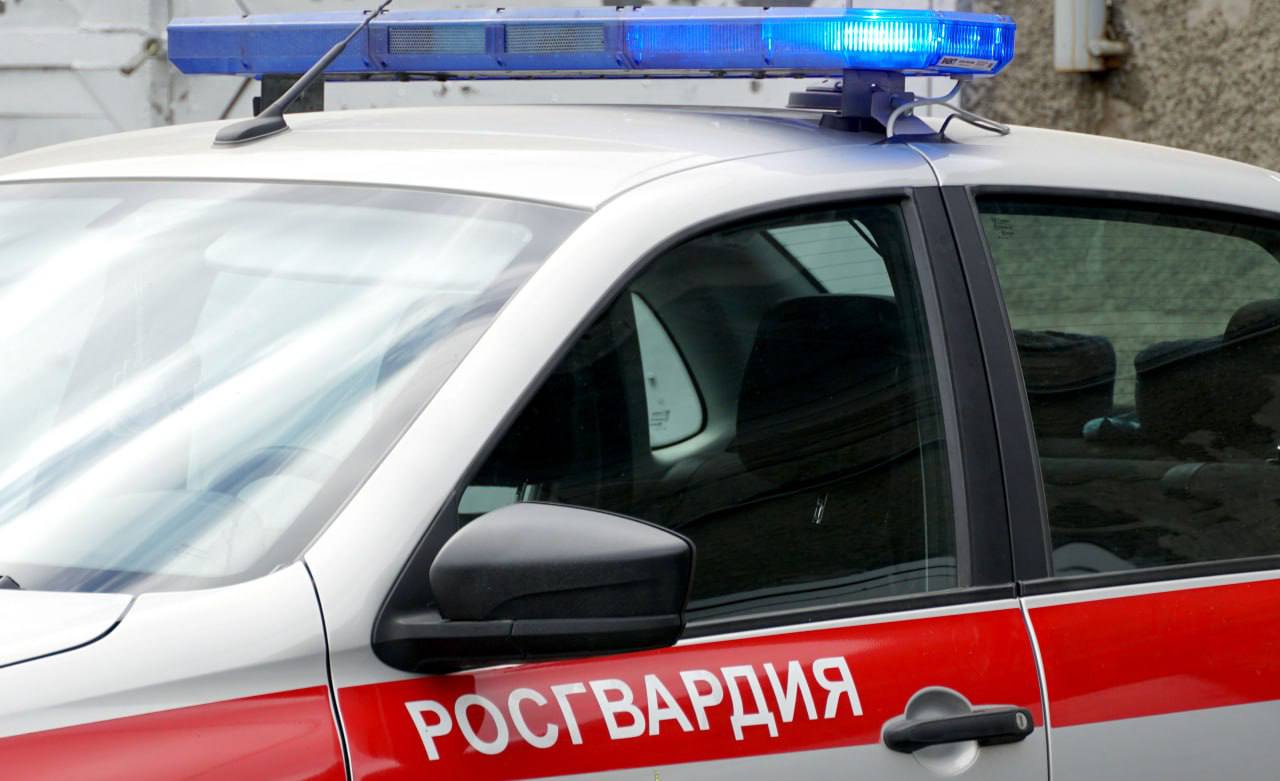 На Сахалине дебошир оказал сопротивление полицейским вмешались росгвардейцы В Корсакове сотрудники вневедомственной охраны Росгвардии помогли полицейским задержать 52 летнего мужчину который устроил скандал в одном из многоквартирных домов По данным ведомства вечером 16 августа житель города громким шумом и нецензурной бранью мешал соседям На законные требования сотрудников полиции он не отреагировал и более того оказал активное сопротивление ударил правоохранителя Для пресечения противоправных действий на место прибыли росгвардейцы Дебошира задержали с применением специальных средств и доставили в отдел внутренних дел Сейчас проводится проверка решается вопрос о возбуждении уголовного дела Всего за прошедшую неделю группы задержания вневедомственной охраны территориального управления Росгвардии 107 раз выезжали на сигналы тревога 15 раз реагировали на вызовы экстренной помощи На охраняемых объектах пресекли 10 правонарушений включая три попытки кражи На маршрутах патрулирования задержали четырёх нарушителей общественного порядка tochka 65