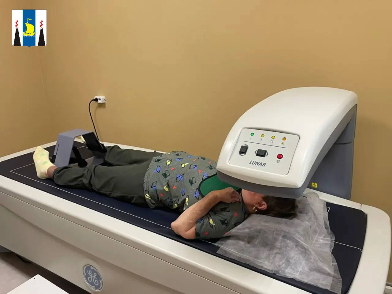 У жителей Сахалинской области появилось больше возможностей для исследований при заболеваниях костной ткани Новый денситометр появился в Сахалинской областной клинической больнице в рамках реализации нацпроекта Продолжительная и активная жизнь инициированного Президентом РФ Владимиром Путиным Аппарат за 20 минут может выявить остеопороз на ранней стадии и оценить риски переломов Ключевое преимущество денситометрии заключается в отсутствии сложной подготовки и быстроте проведения Спрос на услугу достаточно высок к нам приезжают жители с разных районов Сахалинской области Примерно 15 человек принимают врачи ежедневно Денситометрия особенно важна для лиц старше 50 лет а также тем кто подвержен риску развития остеопороза уточнила врач рентгенолог областной клинической больницу Анастасия Краевая В рамках нацпроекта также были приобретены современный ангиограф и аппарат МРТ в сердечно сосудистом центре В год счастливого материнства объявленный губернатором Валерием Лимаренко большое внимание уделяется модернизации перинатального центра Здесь появился аппарат УЗИ экспертного класса В 2026 году продолжится работа по обновлению родильного дома и перинатального центра Подписывайтесь на нас в MAX sakhgov