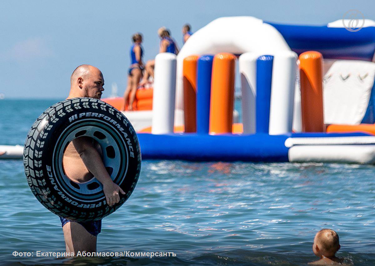 Продажи зимних туров выросли на 23 год к году Укрепление рубля расширение чартерных программ и либерализация визового режима с Китаем сделали путешествия более доступными Вьетнам и Китай впервые вошли в топ 5 популярных направлений вытеснив Турцию и Россию Эксперты связывают ограниченный интерес к внутренним направлениям с выраженным интересом туристов именно к пляжному отдыху Лидерами продаж остаются Египет 30 рынка Таиланд 20 и ОАЭ 17 Выраженный рост сейчас показывает и другое курортное азиатское направление Индонезия Среди самостоятельных путешественников растущий интерес вызывают и европейские страны Доля Италии в общем объеме зарубежных продаж на зиму за год выросла с 1 8 до 1 9 Франции с 1 3 до 1 7 Подписывайтесь на Ъ Оставляйте бусты