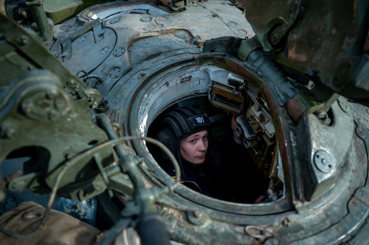 Танковое училище снова заработает в Челябинске в 2026 году В 2026 году в Челябинске снова заработает Высшее танковое командное училище которое было закрыто на протяжении 19 лет Оно станет одним из трех вузов которые восстановят в России в этом году и одним из 15 на десятилетней дистанции За решением вернуть училище к работе именно сейчас стоит несколько лет активного взаимодействия с Минобороны Идею отстаивал губернатор Алексей Текслер и теперь в регионе ожидают положительного ответа За 19 лет учреждение успело лишиться территориальной привязки Наиболее старые здания признаны объектами культурного наследия Часть территории также застроили жилыми домами и теперь она не подходит для военного вуза Но для танкистов уже присматривают новую площадку Речь идет о бывшем автомобильном училище на Свердловском проспекте Этот вуз закрыт с 2010 года Подписаться на vecherchel   Голосовать за канал