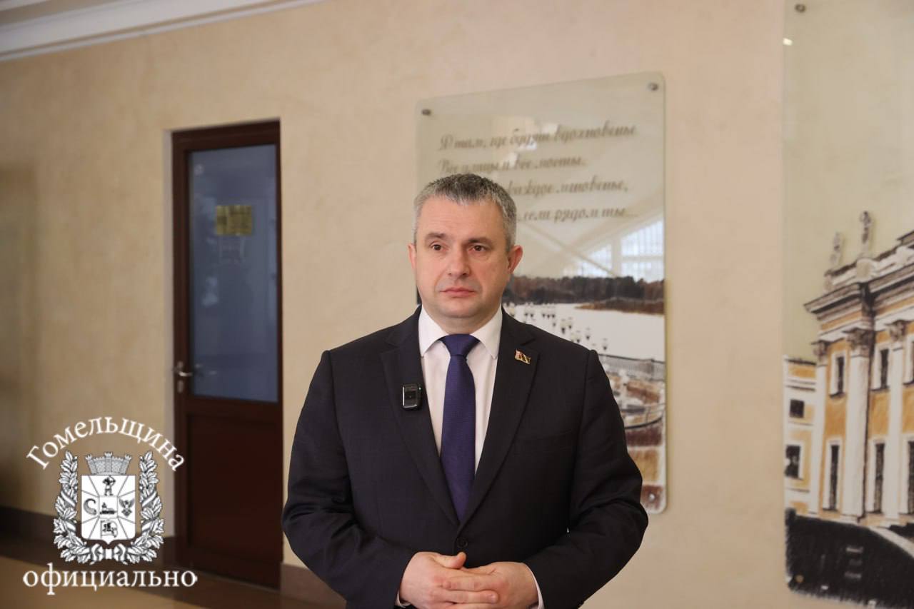 Гомельщина полностью готова к возможному ухудшению погодных условий Председатель облисполкома Иван Крупко рассказал подробности журналистам после доклада Главе государства сообщает Гомельщина официально Помимо техники коммунальных и дорожных служб в случае обильного выпадения осадков будет активно привлекаться техника и кадры промышленных сельскохозяйственных предприятий С учетом морозной погоды будет усилен режим работы сотрудников ЖКХ медиков МЧС энергетиков представителей других служб и ведомств На случай аварий в регионе имеются три передвижные котельные а также 35 дизель генераторов Осуществляется регулярный мониторинг дорог оперативные службы дежурят круглосуточно