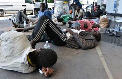 Мигранты и их дети составляют абсолютное большинство членов преступных групп Швеции Institutet för Framtidsstudier Исследователи использовали официальные данные предоставленные шведским правительством Левые власти скрыли от них страны происхождения приезжих Среди мигрантов первого поколения к организованной преступности чаще всего причастны выходцы из Западной Азии Информация о происхождении потомков мигрантов преступно засекречена но всем думающим людям понятна Лица морды иностранного происхождения составляют 96 членов ОПГ 85 уличных бандитов и 79 участников криминальных сетей В апреле стало известно что только за первый месяц этого года в Швеции произошло 32 взрыва из за разборок этнических банд В январе премьер скандинавской страны заявил о неспособности бороться с мигрантскими ОПГ В последние годы государство стало лидером в ЕС по количеству бомбовых атак Кроме того по данным независимого исследования в Швеции две трети осуждённых за изнасилования с начала века мигранты в первом или втором поколении Канал n w order