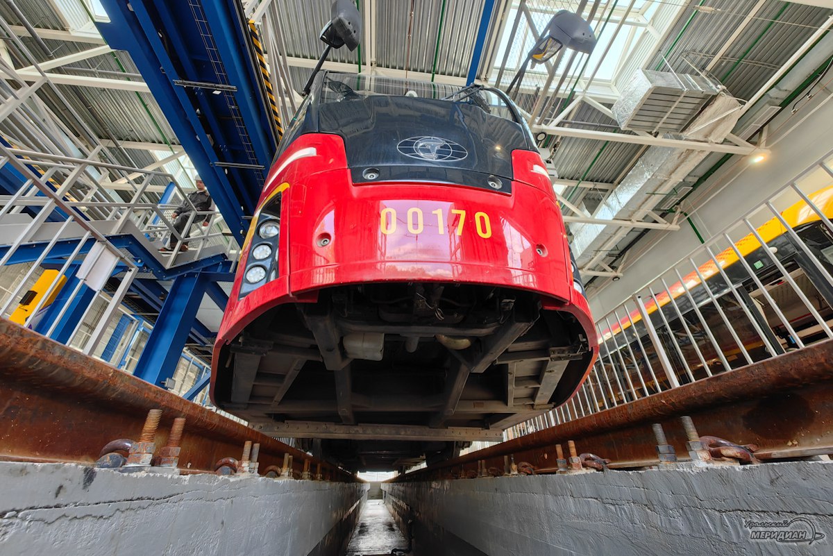 Беспилотный трамвай соединит Екатеринбург и Верхнюю Пышму На форуме Города России представили экспериментальный беспилотный трамвай первый в России проект такого транспорта Машина создана на базе модели Львенок и уже может обслуживаться в депо самостоятельно Она распознаёт препятствия и проходит испытания в разных погодных условиях Планируется что его запуск между Екатеринбургом и Верхней Пышмой состоится к 2028 году Подписаться на Уральский меридиан