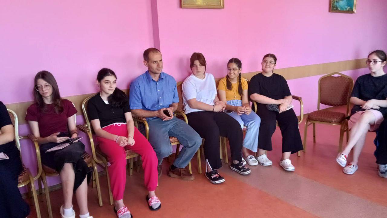 На территории Республиканского центра социальной реабилитации несовершеннолетних «Доброе сердце» в рамках реализации национального проекта «Молодёжь и дети» было проведено профилактическое мероприятие в формате квест-игры на тему: «Информационная безопасность» , организованное совместно Министерством образования и науки РСО— Алания, Комитетом РСО — Алания по делам молодежи, Министерством РСО — Алания по национальной политике и внешним связям. В рамках указанного мероприятия участие приняли несовершеннолетние в возрасте от 13 до 14 лет. Образовательный процесс был реализован с привлечением специалистов Координационного центра Северо-Осетинского государственного университета. Мероприятие направлено на развитие у участников навыков критического анализа информации, выявление признаков дезинформации, а также формирование устойчивой позиции к возможному влиянию экстремистских и иных деструктивных идеологий в информационном пространстве. Подробнее