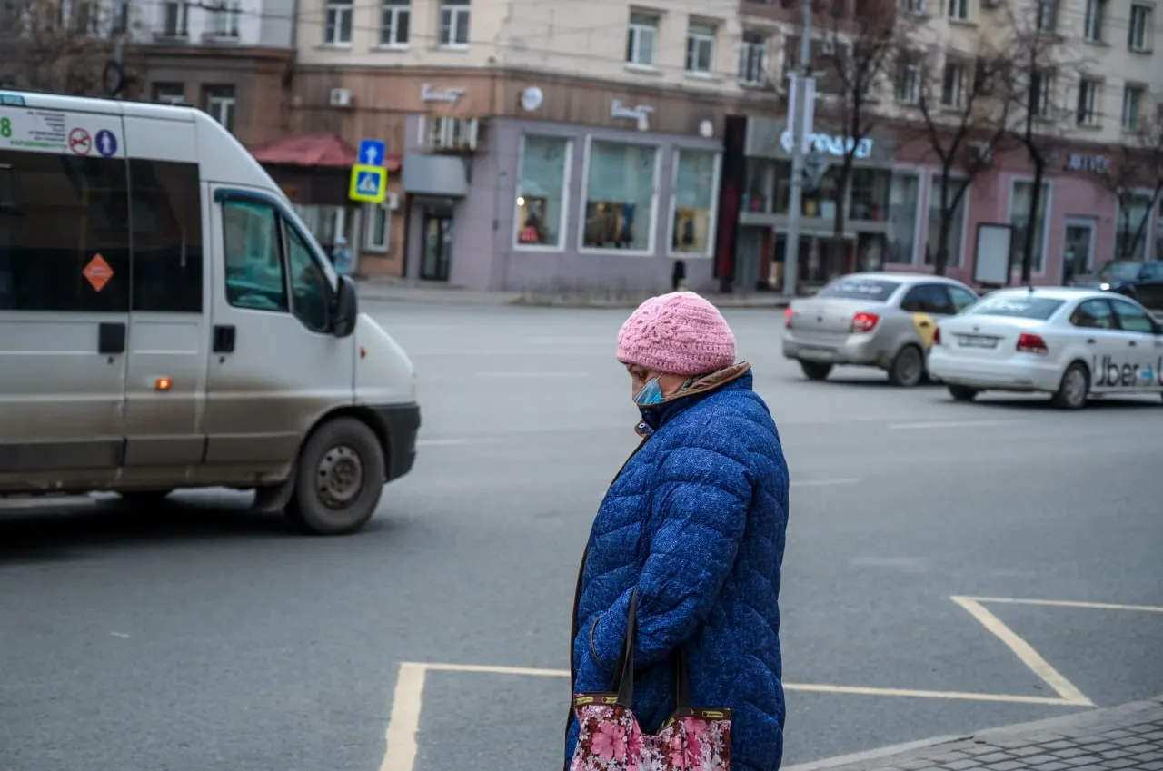 Маршруты с самыми грязными автобусами назвали в мэрии Челябинска В Челябинске проверили 81 автобус и маршрутку Тесты на чистоту внутри и снаружи не сдали 23 транспортных средства Компаниям которые не позаботились их вымыть грозят штрафы В ненормативном состоянии оказались машины на маршруте 22 перевозчик ООО Альфа Грязные автобусы выявили во время рейда и еще шесть засняла система фото и видеофиксации Также с пыльными боками попались транспортные средства на маршрутах 30 72 и 78 Эти направления обслуживают компании Автолайн Сервис Транс и Урал Дом Перевозчики привлечены к административной ответственности за ненадлежащее содержание транспортных средств что не соответствует заключенным государственным контрактам отметил замглавы города по развитию дорожно транспортной инфраструктуры и цифровизации Дмитрий Агеев Читайте Вечерку там где удобно Дзен ВКонтакте Одноклассники Max Telegram Написать нам сообщение