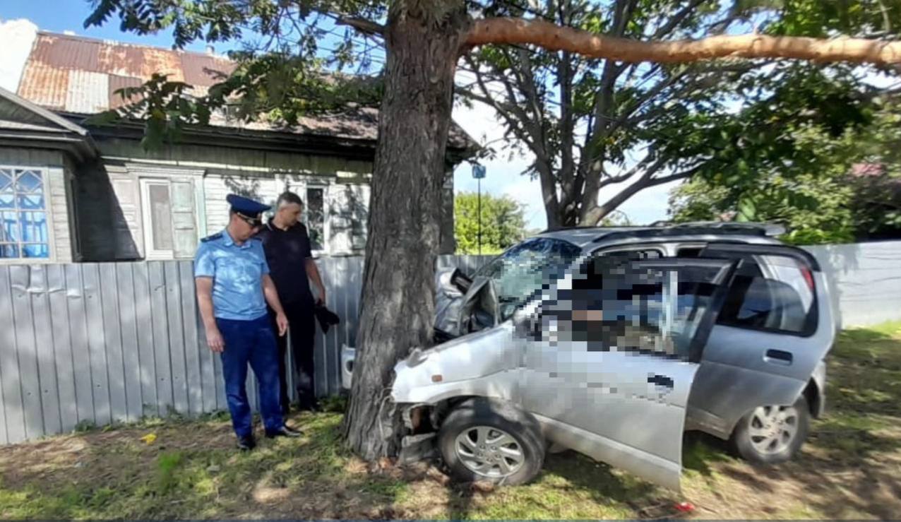 В Дальнереченске мать осудили за передачу руля 13 летней дочери один пассажир погиб двое тяжело пострадали Суд в Дальнереченске вынес обвинительный приговор 31 летней местной жительнице которая в августе 2025 года будучи пьяной передала управление автомобилем своей 13 летней дочери Девочка не справилась с управлением на ул Первомайской машина съехала с дороги и врезалась в дерево Пассажир 1990 года рождения погиб на месте сама девочка а также ещё два пассажира 7 летний ребёнок и 40 летняя женщина получили тяжкий вред здоровью Женщину признали виновной по ст 109 и 118 УК РФ причинение смерти и тяжкого вреда по неосторожности Суд назначил максимально возможное наказание для преступлений небольшой тяжести 2 года ограничения свободы Приговор пока не вступил в силу РОДИТЕЛИ ПРИМОРЬЯ