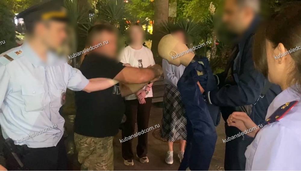 В Сочи мужчина обвиняется в причинении тяжкого вреда здоровью, повлекшего смерть местного жителя Следователем следственного отдела по Центральному району города Сочи СКР по Краснодарскому краю в рамках расследования уголовного дела 45-летнему мужчине предъявлено обвинение в причинении тяжкого вреда здоровью, повлекшего по неосторожности смерть местного жителя ч. 4 ст. 111 УК РФ . По версии следствия, рано утром 24 мая 2025 года фигурант находился на улице Курортный проспект, где у него возникла ссора с местным жителем из-за нарушения им общественного порядка. В ходе конфликта обвиняемый нанес оппоненту один удар кулаком в область лица, от которого он упал. Прохожие, увидев произошедшее, вызвали на место медиков и сотрудников правоохранительных органов. От полученных повреждений пострадавший скончался на месте происшествия до приезда скорой медицинской помощи. Фигурант скрылся с места происшествия, однако в кратчайший срок его местонахождение было установлено, и он был задержан следователем СК. В ходе допроса обвиняемый признал вину и рассказал об обстоятельствах произошедшего. По ходатайству следователя судом ему была избрана мера пресечения в виде заключения под стражу. По уголовному делу продолжается выполнение следственных действий, направленных на сбор и закрепление доказательственной базы. Назначен комплекс необходимых экспертиз.