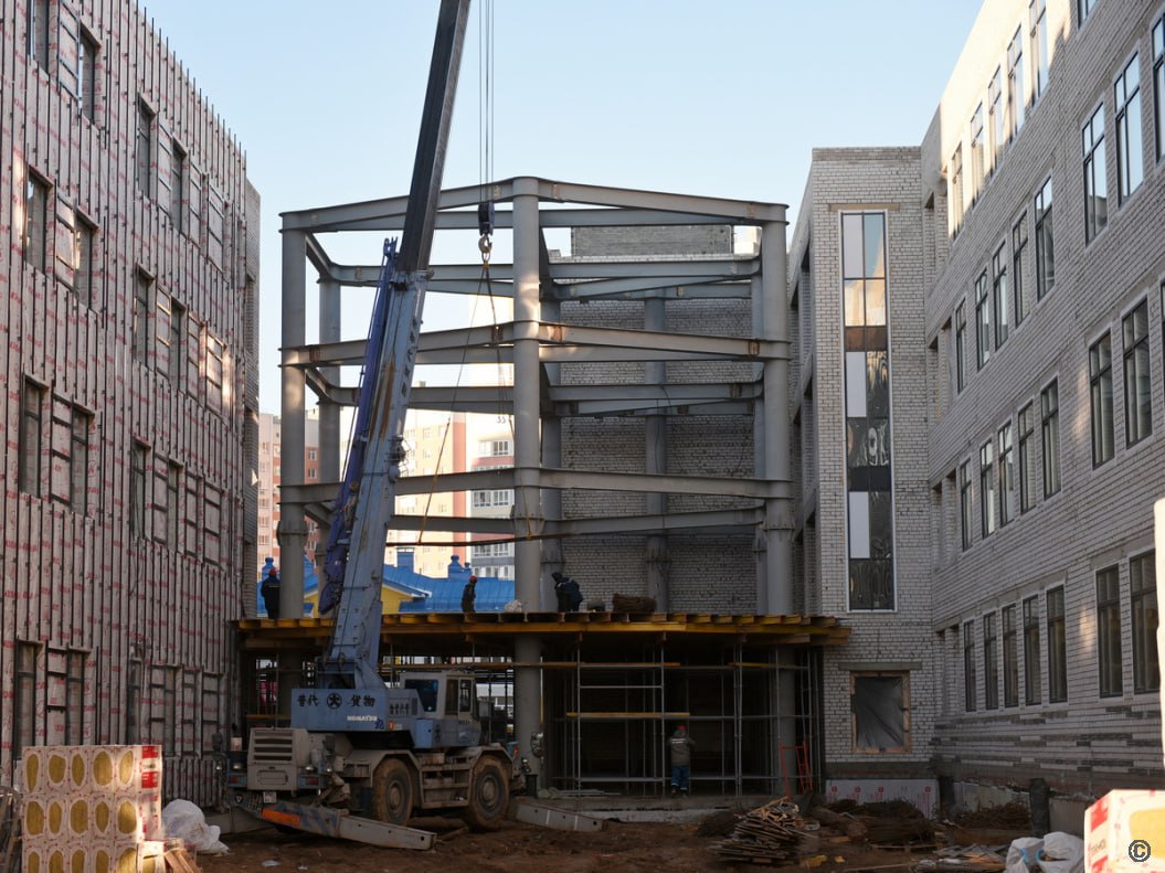 121 новый соцобъект и 26 миллиардов рублей в Правительстве Алтайского края оценили деятельность Единого стройзаказчика региона за 10 лет работы Заседание Правительства региона под руководством Губернатора Алтайского края Виктора Томенко по вопросу исполнения функций Единого стройзаказчика состоялось 16 декабря Участие в заседании принял глава города Барнаула Вячеслав Франк Подведомственный Минстрою Алтайского края Единый стройзаказчик это крупнейший госзаказчик объектов социальной сферы региона Ведомство создано в 2015 году по поручению Президента России Владимира Путина о поэтапном внедрении на территории страны единого технического заказчика при строительстве объектов за счет бюджетных средств Как отметил министр строительства и ЖКХ Алтайского края Иван Гилев Единый стройзаказчик выполняет полный цикл функций для строительства объектов начиная от сбора исходных данных для проектирования до технического контроля за строительством сроками производства работ надлежащей приемкой и вводом объектов в эксплуатацию За 10 лет работы в Алтайском крае Единым стройзаказчиком построен и отремонтирован 121 социальный объект на более чем 26 млрд рублей бюджетных средств Построено и реконструировано больше 70 ФАПов поликлиник амбулаторий 28 школ и детских садов 7 объектов культуры и спорта 13 объектов соцобеспечения жилого и административного фонда В том числе в 2025 году Единый стройзаказчик завершил строительство и капитальный ремонт восьми объектов Среди них поликлиника на 210 посещений в смену в Ребрихе поликлиника на 450 посещений в смену и Алейске школы в селах Ларичиха Шарчино и Орлово с общей проектной мощностью 720 учащихся жилой корпус интерната для престарелых в Барнауле капитальный ремонт Краевого дворца молодежи В Барнауле Единый стройзаказчик завершил строительство жилого корпуса Центрального дома интерната для престарелых и инвалидов на 80 койко мест капремонт Краевого дворца молодежи и административное здание на ул Фурманова Директор Единого заказчика Александр Морозов дополнил что в активной стадии находится строительство и проектирование ряда значимых объектов таких как хирургический корпус Центра охраны материнства и детства поликлиник в Зональном и Смоленском школа в Бочкарях Также идут проектные работы для ремонта школы в Советском ее передали Единому стройказчику по решению Губернатора Было также отмечено что с 2022 года учреждение участвует в восстановлении объектов в Славяносербском округе Луганской Народной Республики где уже выполнены работы на 562 объектах Также на заседании озвучены планы на 2026 год объем финансирования составит 2 9 млрд рублей работы пройдут на 16 объектах включая хирургический корпус противотуберкулезный диспансер в Новоалтайске поликлиники и объекты культуры в Барнауле Губернатор Виктор Томенко подводя итоги отметил накопленный серьезный опыт и надежность учреждения подчеркнув необходимость сохранения этого формата работы Он поручил сделать ключевым приоритетом завершение строительства на пусковых объектах и ликвидацию отставаний от графиков усилить взаимодействие с профильными министерствами Также профильные органы должны внести предложения по поддержке муниципалитетов для качественной подготовки документации и включения новых социальных объектов в федеральные и краевые программы На заседании правительства обратил внимание на трудности которые периодически возникают во время стройки Это касается и изменения цен и вопросов к профессионализму при подготовке проектов и конечно же сроков Кроме того важно воспринимать каждый проект комплексно Если например идет строительство школы необходимо думать и о том требуется ли ремонт дорог которые к ней ведут Все вопросы должны решаться своевременно Важно совершенствовать работу и Единого стройзаказчика и органов власти как краевых так и местных по этим и многим другим вопросам по итогам заседания отметил Губернатор в национальном мессенджере Max barnaul org