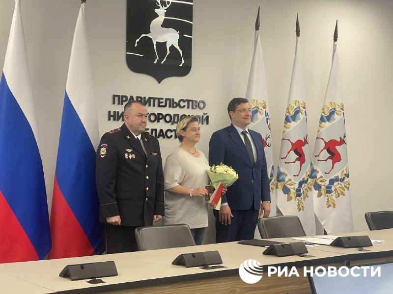 Главе немецкого фонда "Мост мира" Лиане Килинч вручили паспорт гражданина России. Килинч с 2014-го помогает Донбассу, в последние годы она жила в России. Документы ей вручил губернатор Нижегородской области Глеб Никитин.