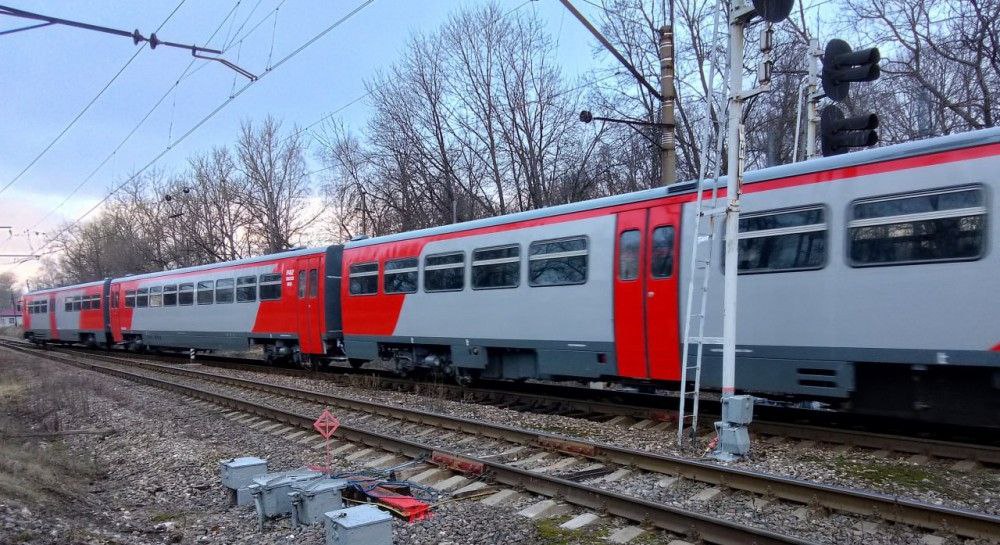 Трагедия в Новомосковске 40 летний мужчина хотел пролезть под стоящим поездом но тот поехал и отрезал ему голову Как сообщают тульские СМИ в среду 1 октября в Новомосковске недалеко от территории депо произошёл несчастный случай 40 летний житель Узловского района в местном лечебном учреждении получал помощь ему снимали алкогольную интоксикацию От пребывания в стационаре он отказался и был отпущен после чего отправился домой Чтобы не обходить стоящий на путях длинный состав он решил сократить путь и пролезть под вагоном По предварительным данным когда потерпевший находился внизу поезд начал движение что и стало причиной трагедии Источник