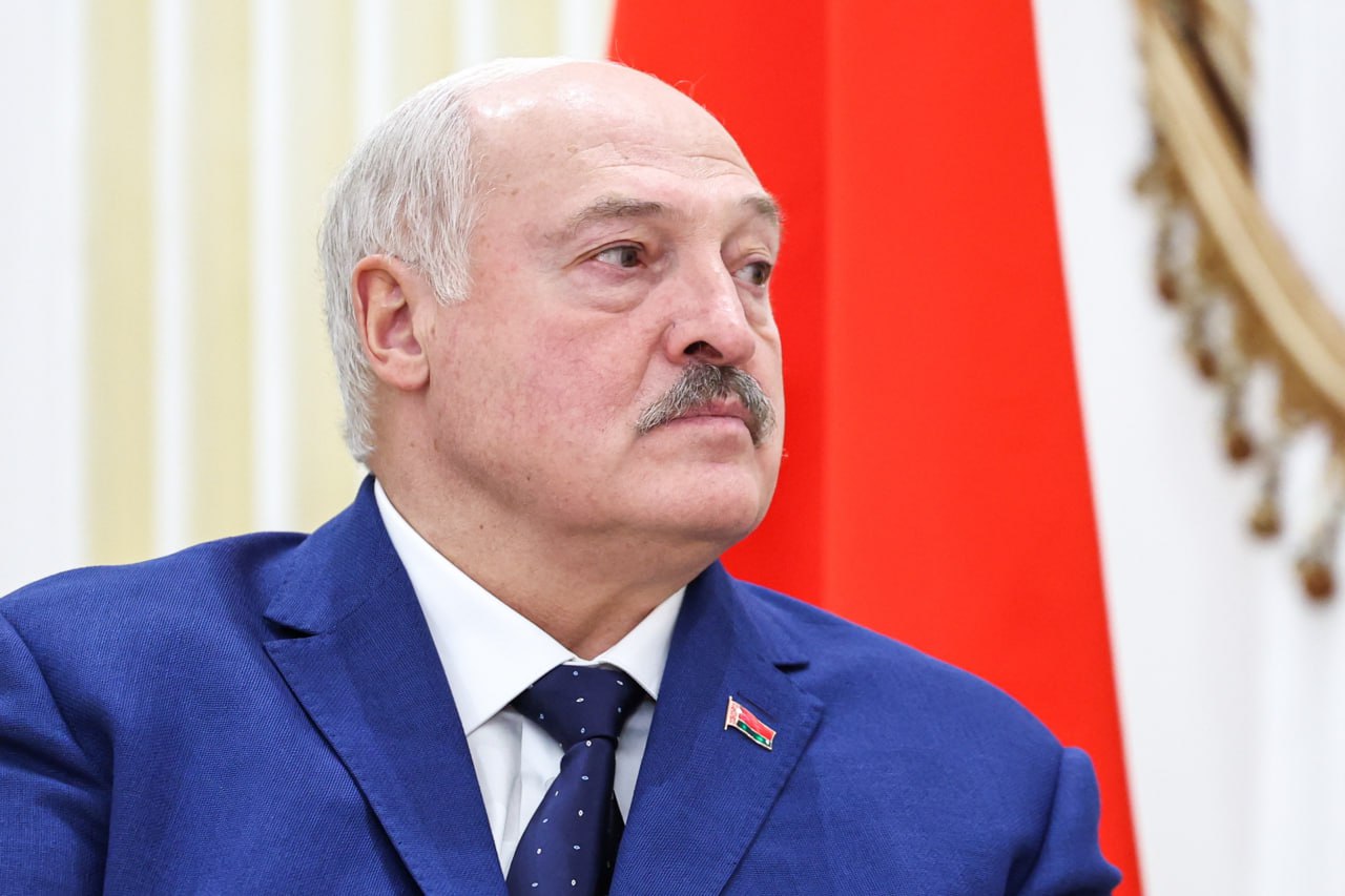 Александр Лукашенко заявил, что «немножко задержался у власти» По словам президента Белоруссии, он сделал это, чтобы подготовить молодое поколение управленцев. Ну потерпите, ведь должны быть и опытные люди, — сказал он на открытии Международного выставочного центра в Минске. Лукашенко отметил, что необходимо посмотреть и сделать вывод, «на что способна наша молодёжь». Также президент Белоруссии призвал граждан профессионально выполнять обязанности на рабочих местах. Подпишись на «Говорит Москва»
