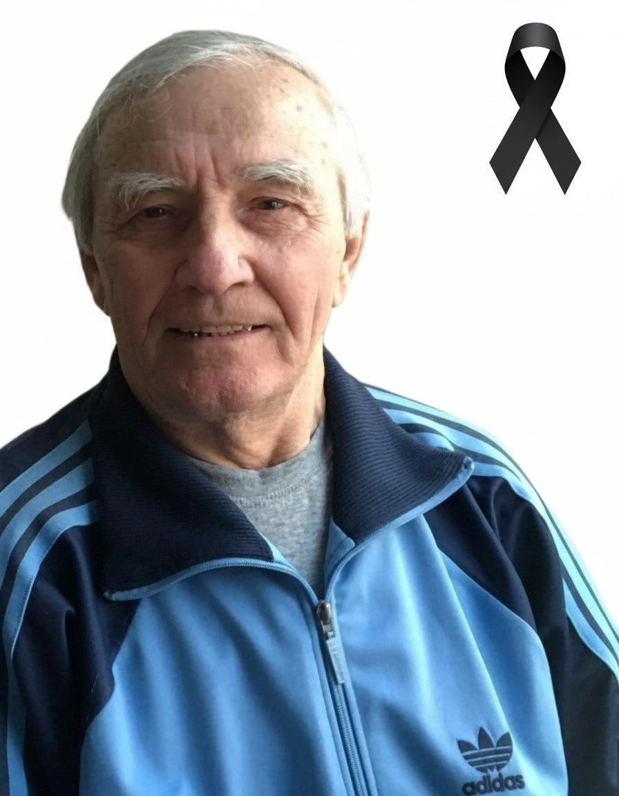 Сегодня на Моторном кладбище в Дзержинском районе простились со знаменитым тренером воспитавшим олимпийских чемпионов по гребле Юрием Степановым Прославленный наставник многих именитых спортсменов скончался на 85 году жизни Юрий Матвеевич пришел в тренерскую профессию в 1964 году сразу после окончания Волгоградского института физкультуры В то время как многие стремились работать с готовыми спортсменами он выбрал самый трудный но самый честный путь путь учителя Он ходил по школам приглашал в секцию всех мальчишек без разбора веря что главное не внешние данные а характер закаленный волей к победе говорилось в некрологе в группе Федерация каноэ России На пенсии Юрий Матвеевич занялся рисованием Многие картины посвящены успехам его ученика олимпийскому чемпиону Максиму Опалеву Фото Федерация каноэ России