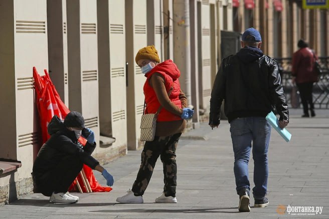 Мигрантов работающих по патентам не допустят в 2026 году еще к 52 позициям в 2025 году в списке запрещённых видов деятельности было 36 теперь 88 Мигрантам из стран СНГ таких как Азербайджан Таджикистан Узбекистан Украина и Молдова разрешён въезд в Россию без визы и они могут работать по патентам Для тех кто прибывает из стран с визовым режимом включая Вьетнам Китай Индию и Бангладеш получение разрешения является обязательным Граждане стран ЕАЭС Армении Беларуси Казахстана и Кыргызстана имеют право работать в России наравне с россиянами и не нуждаются в патентах или разрешениях Новый список представляет собой более детализированную версию прошлогоднего В 2026 году были запрещены дополнительные виды деятельности в торговле включая продажу продуктов питания алкоголя табака и товаров народного промысла Ограничения касаются не только магазинов но и рынков и других торговых точек Также были введены новые ограничения в сфере услуг Теперь мигрантам запрещено заниматься полиграфией производством детского питания и сбором лесных ресурсов В финансовой сфере под запретом оказались аренда лизинг и предоставление займов Подробнее и полный список сфер в материале Подписаться