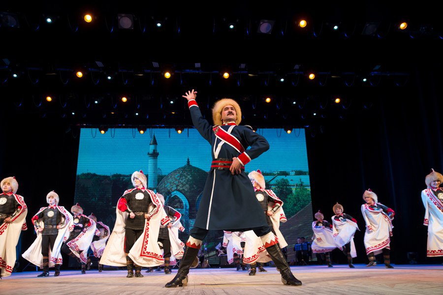 Кировский суд Уфы обязал ансамбль Файзи Гаскарова выплатить компенсацию за незаконное использование музыки Суд постановил  Взыскать 300 000 рублей компенсации за публичное исполнение музыкальных произведений без разрешения правообладателя  Взыскать 180 000 рублей за нарушение личного права автора размещение произведений в интернете без указания имени композитора  Возместить истцу 6 000 рублей расходов на госпошлину  Прекратить любое использование спорных произведений и их фонограмм без надлежащего разрешения Краткая предыстория Истцом выступил сын известного композитора владеющий правами на его творчество Он утверждал что ансамбль с 2016 по 2024 год использовал музыку в своих постановках и публиковал записи в соцсетях без лицензии и без указания авторства По его словам неоднократные досудебные обращения к коллективу остались без ответа Первоначально истец требовал взыскания 20 миллионов рублей однако суд назначил компенсацию в меньшем размере на основании представленных доказательств  Обратная связь  Подписаться  Подписаться в MАХ