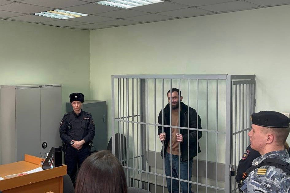 Свердловская прокуратура утвердила обвинения криминальному авторитету Марселю Гасанову — смотрящему или решале в регионе. Мужчину 1990 года рождения будут судить не только за организацию преступной деятельности, но и оскорбления, а также угрозы расправы, сказанные сотруднику СИЗО. Вот что прокуратура пишет о месте Гасанова в преступной иерархии Свердловской области: «Обвиняемый систематически осуществлял, организовывал, распределял и контролировал преступную кассу, координировал ее своевременное пополнение. Вел пропаганду уголовно-воровских традиций на территории региона, контролировал их соблюдение и применял санкции к лицам их нарушившим, осуществлял решение конфликтных, спорных ситуаций в уголовно-преступной среде», — сообщили в пресс-службе ведомства. По версии прокуратуры, Гасанов стал «смотрящим» в сентябре 2024 года. : прокуратуры Свердловской области