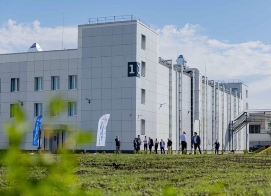 Первый региональный дата-центр открыли в Нижнем Новгороде  Первый собственный центр обработки данных  ЦОД  запущен в Нижнем Новгороде в рамках ЦИПР-2025.   Новый центр позволит обеспечить сохранность данных органов государственной власти и местного бизнеса, отметил заместитель губернатора области Егор Поляков на открытии ЦОД.  Общая площадь центра составила 3,5 тыс кв.м. В нем размещены четыре машинных зала и 401 стойко-место с мощностью 5 МВт.  Деловой квартал НН