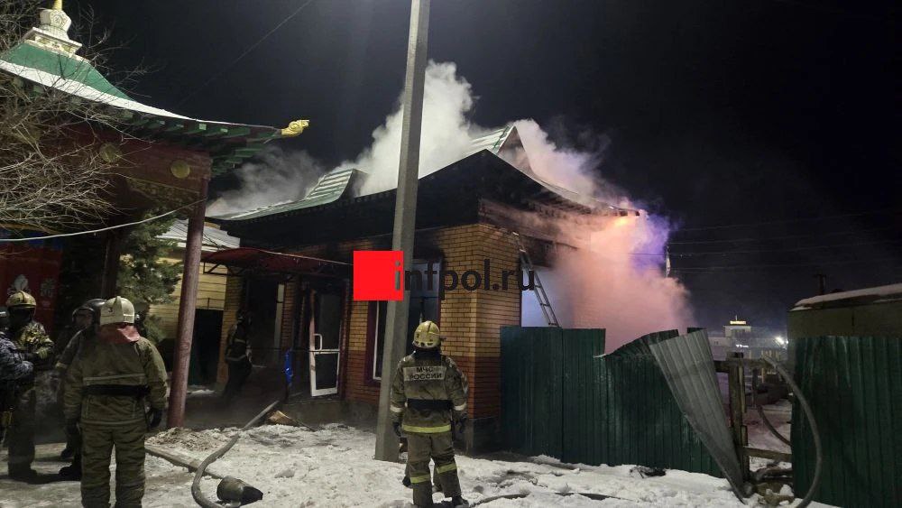 В дацане на Верхней Березовке вспыхнул пожар Возгорание произошло на территории дацана в Улан Удэ Пламя охватило здание в котором зажигали лампады Подробности выясняются
