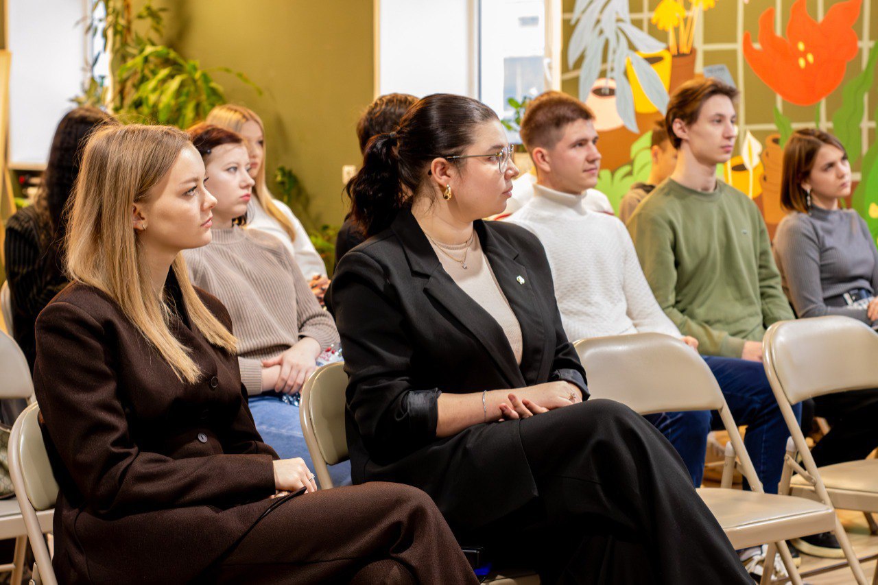 В креативном пространстве Веранда прошло первое в 2025 2026 учебном году заседание Городского молодёжного координационного совета Совещательный орган который функционирует при комитете молодёжной политики физической культуры и спорта города Курска объединил самых активных представителей студенчества председателей студенческих советов лидеров клубов ассоциаций и профкомов С приветственным словом к участникам обратился председатель комитета молодёжной политики физической культуры и спорта города Курска Игорь Колышев Мы открыты для всех предложений и инициатив Именно совместными усилиями мы сможем развивать наши идеи и проекты и поддерживать друг друга отметил Игорь Алексеевич Председатель местного отделения Движения Первых города Курска Анастасия Заднепровская рассказала ребятам о направлениях и возможностях Движения пожелала удачи и плодотворной совместной работы Начальник отдела молодежной политики Мария Михайлова поделилась планами и механизмом работы совета В свою очередь ребята рассказали о своей общественной деятельности и инициативах обсудили с наставниками предстоящие совместные мероприятия и обменялись идеями В рамках заседания были избраны председатель совета и его заместители которым предстоит координировать работу этого активного сообщества Подписывайтесь на наши новости в МАХ