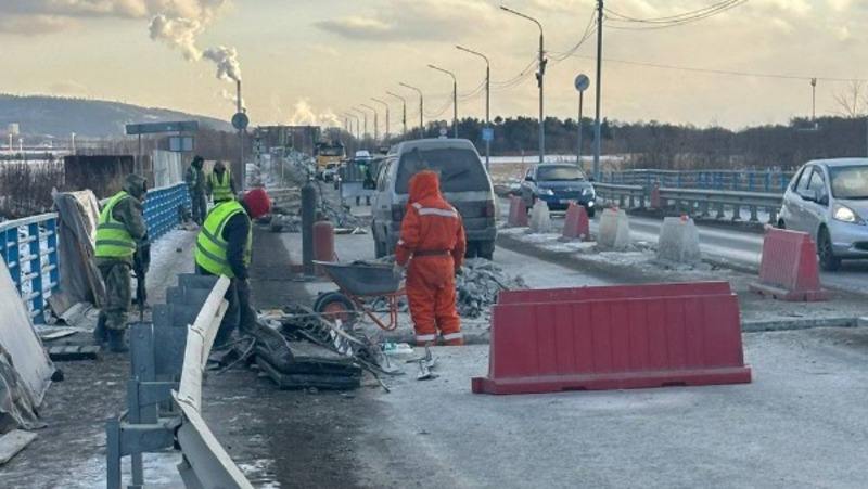 Ограничения движения по мосту возле Ново-Александровска продлили  Пресс-служба министерства транспорта и дорожного хозяйства Сахалинской области сообщила о продлении ограничений движения по мосту через реку Красносельская на 11 км автодороги Южно-Сахалинск — Оха. Ремонтные работы на сооружении продолжатся до 25 декабря.  Сейчас на мосту идет ремонт деформационных швов и подготовка к бетонированию новых конструкций. Как пояснили в «Сахалинавтодоре», причиной продления ограничений стала задержка в поставке необходимых стройматериалов.  ———    :     Прислать нам новость: