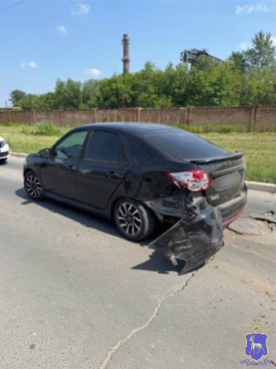 В Самарской области Lada Granta снесла водителя мотоцикла Suzuki ДТП произошло на одной из улиц города Чапаевск. По информации госавтоинспекторов, 26-летний водитель Lada Granta при выезде с прилегающей территории водитель не предоставил преимущество в движении мотоциклу Suzuki. Итог закономерный - 36-летний мужчина за рулем двухколесного транспортного средства с места ДТП был госпитализирован в одну из ближайших больниц. У мотоцикла сильно поврежден руль, представитель российского автопрома повредил задний бампер. : ГУ МВД России по Самарской области