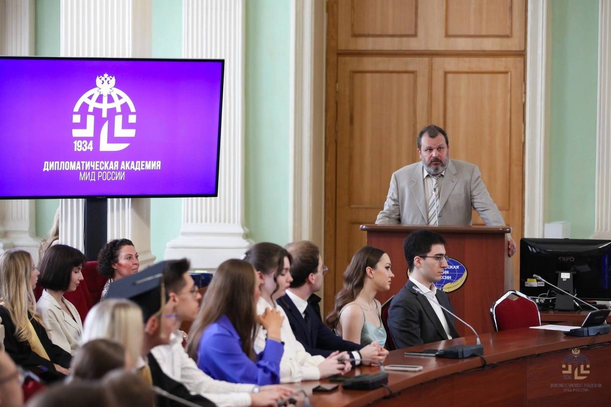 Вручение дипломов бакалавров выпускникам Экономического факультета 10 июля в Актовом зале Дипломатической академии МИД России состоялось торжественное вручение дипломов бакалаврам Экономического факультета. Дипломы в торжественной обстановке вручил и.о. ректора — проректор МГИМО С.В.Шитьков. Выпускников поздравили первый проректор П.Б.Уксусников, и.о. проректора по экспертно-аналитической работе – руководитель ИАМП О.Г.Карпович, проректор по развитию, инновациям и цифровизации А.А.Уланов, проректор по ДПО и связям с общественностью Д.Г.Никитаева, и.о. проректора по учебной работе А.Ш.Ногмова. Яркие моменты церемонии можно посмотреть в альбоме нашего сообщества ВК. Поздравляем выпускников и желаем новых достижений! #ДА_СтудЖизнь