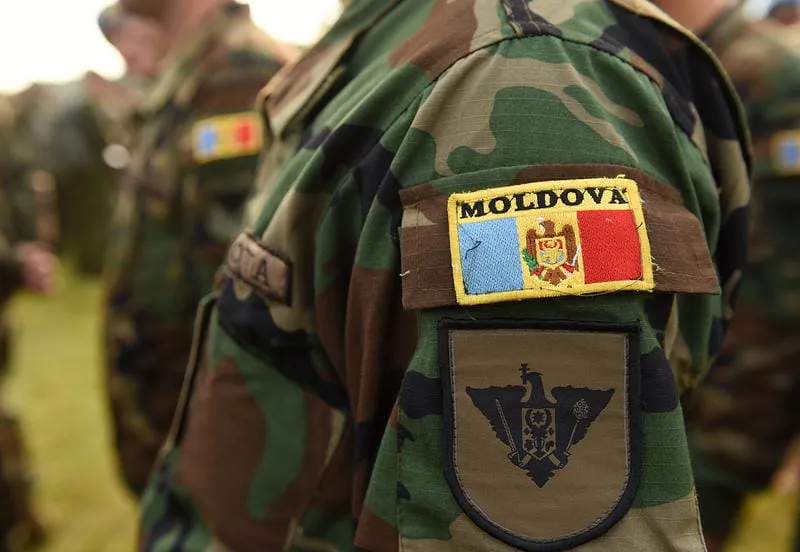 Очередной странный случай в молдавской армии Сегодня около 13 30 полиция Кагула получила сообщение о происшествии на территории воинской части   По предварительным данным 20 летний контрактник неправильно обращался с пистолетом Glock находясь вместе с несовершеннолетним гостем у срочника В результате случайного выстрела был ранен 18 летний военнослужащий срочной службы его доставили в больницу угрозы жизни нет   Однако 16 летний подросток присутствовавший на месте испытал сильный шок и потерял сознание Несмотря на усилия врачей он скончался вскоре после госпитализации предварительная причина остановка сердца Оружие изъято для экспертизы Полиция и прокуроры продолжают расследование чтобы установить все обстоятельства трагического случая