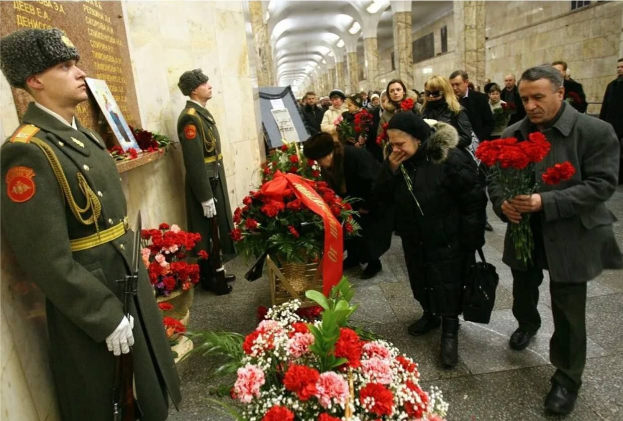 Взрыв в Московском метрополитене  6 февраля 2004 года прогремел взрыв в вагоне московского метро между станциями «Автозаводская» и «Павелецкая».   Погиб 41 человек, было ранено более 250 пассажиров. Как показало расследование, взрывчатку мощностью 4 кг в тротиловом эквиваленте привел в действие террорист-смертник Анзор Ижаев из Карачаево-Черкесии. Он приехал в Москву на автобусе под видом «челнока».  В память о жертвах на станции «Автозаводская» установлена мемориальная доска со списком погибших.  РИА ДНР       Наш чат   Проголосовать за канал