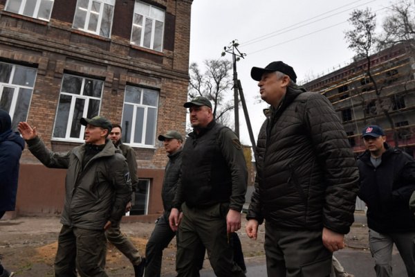 Бесхозное жильё в новых регионах может отойти государству Бесхозные жилые дома квартиры и комнаты в четырёх регионах России вошедших в неё в 2022 г в ДНР ЛНР Херсонской и Запорожской областях перейдут в государственную собственность различного уровня Бесхозяйным жилым имуществом государство сможет распоряжаться несколькими способами Например передавать россиянам которые постоянно проживают на присоединенных к России территориях и лишились жилья из за боевых действий терактов или диверсий Это можно сделать если у таких граждан нет другого пригодного для жизни жилья или доли в нём Жилое помещение также можно будет вернуть тем кто владел им до момента признания бесхозности Недавно также в Госдуму был внесен законопроект которым предлагается прописать в Жилищном кодексе критерии пустующего помещения в многоквартирных домах на Крайнем Севере nakanuneru
