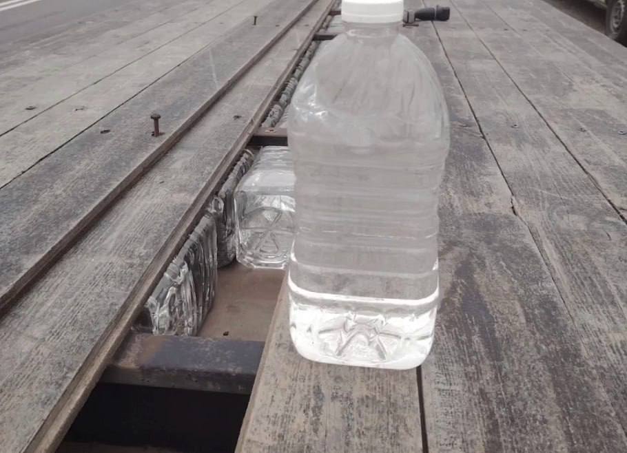 Более 450 литров поддельного алкоголя хотел продать житель Северной Осетии в соседнем регионе Уголовное дело заведено в отношении 43 летнего жителя Северной Осетии подозреваемого в незаконном обороте алкогольной продукции сообщает портал МВД Медиа Установлено что на контрольно пропускном пункте Джемикентский в Дербентском районе Дагестана правоохранители остановили грузовик за рулем которого находился фигурант При осмотре кабины автомобиля они обнаружили пятилитровую бутыль с жидкостью имевшей резкий запах спирта Полицейские приняли решение о тщательном досмотре машины В грузовой платформе была выявлена скрытая полость под досками где находились 90 емкостей с аналогичным содержимым говорится в сообщении Согласно данным экспертизы общий объем изъятой спиртосодержащей жидкости составил 455 литров По словам задержанного он вез алкоголь из Северной Осетии в Дербент для сбыта Подробнее ЗДЕСЬ КрыльяTV теперь в MAX Подписывайтесь чтобы не пропустить главное