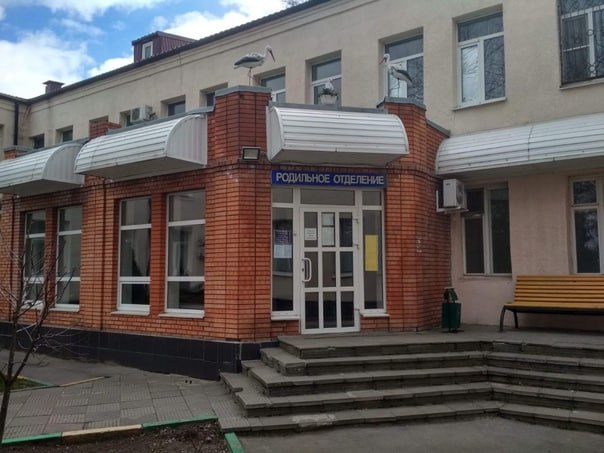 Минздрав Ростовской области опроверг полное закрытие роддома в Батайске В правительстве Ростовской области разъяснили ситуацию с закрытием роддома в Батайске. «По информации министерства здравоохранения Ростовской области, роддом в Батайске закроют на плановую мойку со 2 июня по 6 июля 2025 года», – говорится в информации пресс-службы донского правительства. На этот период разработана и утверждена маршрутизация рожениц – им будут оказывать плановую помощь в других лечебных учреждениях Ростова-на-Дону: городской больнице № 20, городской больнице № 6, центральной городской больнице им. Н. А. Семашко, а также в областном перинатальном центре при наличии показаний. В экстренных ситуациях женщин будут доставляться в донскую столицу бригадами скорой помощи Батайска. «Мамы и новорожденные будут получать всю необходимую помощь в полном объеме», – говорится в сообщении. Подписаться на "Новости Ростова" Прислать новость