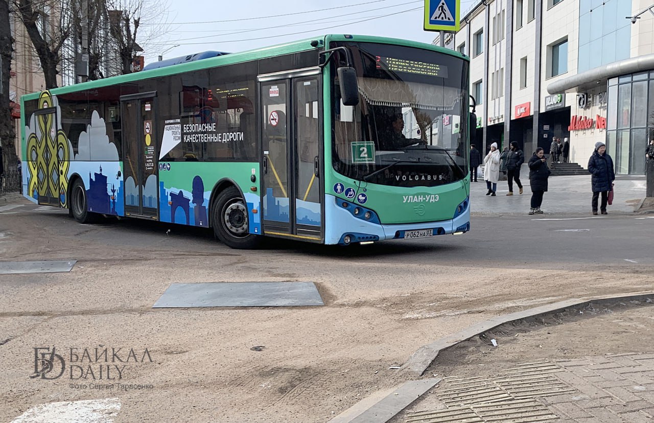 В Улан-Удэ озаботились работой общественного транспорта. Первый заммэра города Сергей Гашев сообщил, что жалобы на него поставили на ежедневный контроль.   Речь о трамваях и муниципальных автобусах.  - Теперь данные с горячей линии МУП «Городские маршруты» и «Управление трамвая», интеллектуальной транспортной системы и соцсетей формируются в один свод и руководители по утрам докладывают о ситуации для принятия оперативных решений. Каждый случай анализируется, – рассказал Гашев