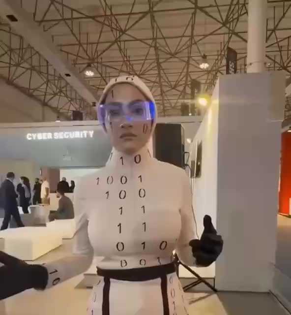 На выставке в Иране роботы оказались людьми в костюмах