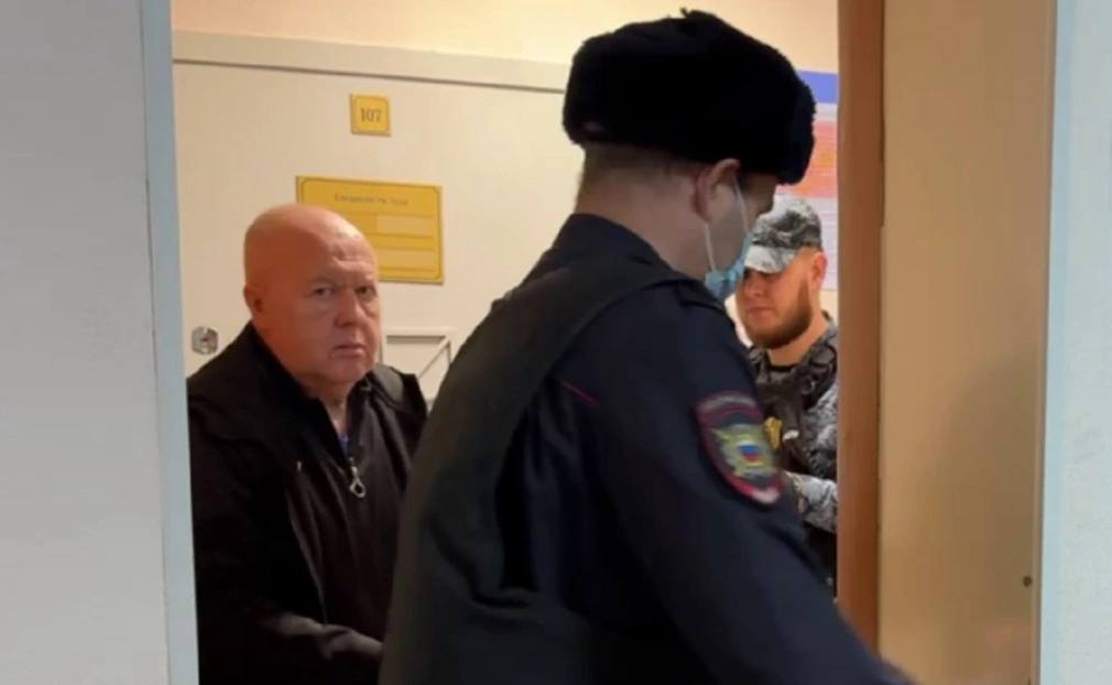 Инсценировавший смерть бывший военный прокурор Уфы получил 12 лет колонии В Уфе вынесли приговор бывшему военному прокурору Уфимского гарнизона Владимиру Овчинникову Его признали виновным в получении взятки в особо крупном размере Суд установил что подсудимый который возглавлял военную прокуратуру с января 2011 года по сентябрь 2014 года совместно с начальником Уфимской квартирно эксплуатационной части района и адвокатом получил взятку 140 млн руб За незаконное вознаграждение Овчинников не препятствовал заключению договоров аренды земельных участков в Уфе принадлежащих Министерству обороны РФ Арендатором выступила группа компаний СУ 10 Валерия Мансурова На участках совокупной площадью 133 тыс кв м было построено и реализовано коммерческое жилье Овчинников во время следствия скрылся за границей где изготовил поддельное свидетельство о своей смерти На этом основании суд прекратил уголовное дело в отношении экс прокурора Однако спустя время Овчинникова нашли и задержали в Ленинградской области РБК Уфа в Telegram РБК Уфа в MAX