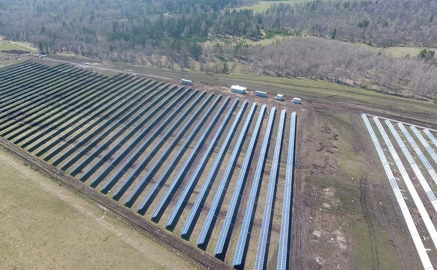 Хевел планирует совмещать солнечные станции с накопителями энергии Группа компаний намерена продолжить строительство новых СЭС и после 2028 года при необходимости она может дополнять их накопителями которые будут способны выдавать в сеть мощность на время до шести часов Накопители энергии позволит не только минимизировать неравномерную выработку солнечных электростанций но и обеспечить маневренность мощности рассказал ТАСС председатель совета директоров ГК Хевел Игорь Шахрай Подробнее   Подпишись на MASHNEWS