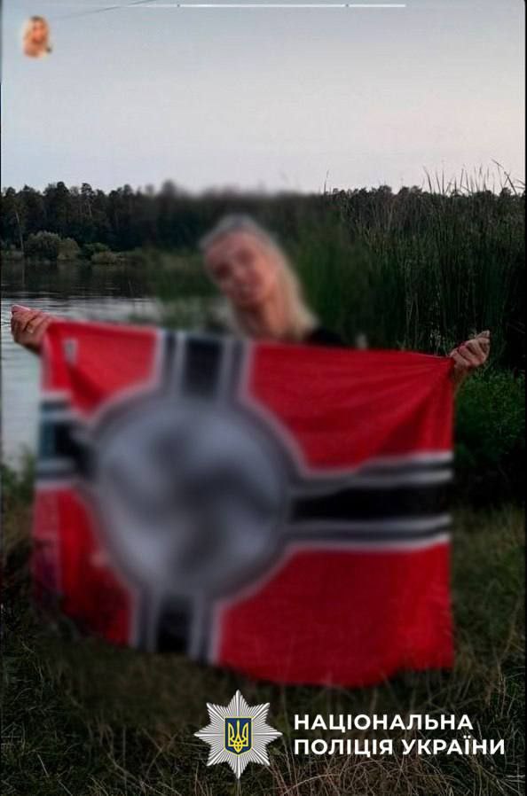 Полиция Киева начала уголовное производство по факту демонстрации нацистской символики в социальных сетях.Очнулись? Вчера, во время мониторинга сети Интернет работники управления криминального анализа обнаружили публикацию, на которой 23-летняя киевлянка позирует на фото с нацистским флагом. Указанную фотографию правонарушительница распространила на своей странице в соцсети. Следователи Святошинского управления полиции внесли сведения по этому событию в Единый реестр досудебных расследований. В рамках начатого уголовного производства правоохранители изъяли флаг в качестве вещественного доказательства. Санкция по  статье предусматривает до 5 лет лишения свободы с конфискацией имущества. Открыли же дело в отношении... секретаря Святошинского районного суда г.Киева!!!