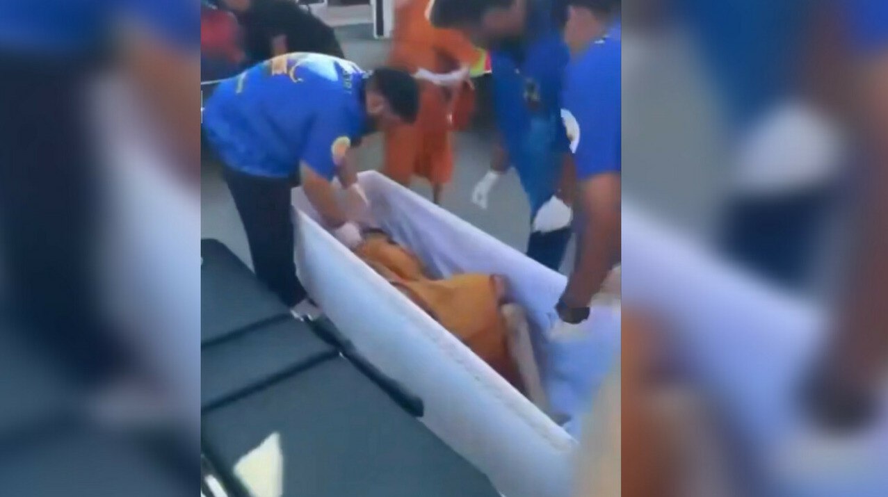 В Таиланде женщина очнулась за 5 минут до кремации Пенсионерку в Таиланде спасли от кремации заживо когда монахи увидели её движения в гробу передает ArbatMedia 65 летнюю женщину признали мёртвой после того как у неё резко ухудшилось состояние из за хронической болезни Родные приняли решение о кремации и доставили тело в местный храм для проведения церемонии Однако в последний момент один из служителей заметил что женщина слабо двигается внутри гроба Настоятель храма немедленно остановил подготовку к обряду и организовал транспортировку женщины в больницу Он также пообещал семье что все расходы на лечение храм возьмёт на себя Медики осмотрев пациентку установили что у неё не было признаков клинической смерти Причиной её состояния оказался крайне низкий уровень сахара в крови Сейчас женщина находится под наблюдением врачей Прислать новость