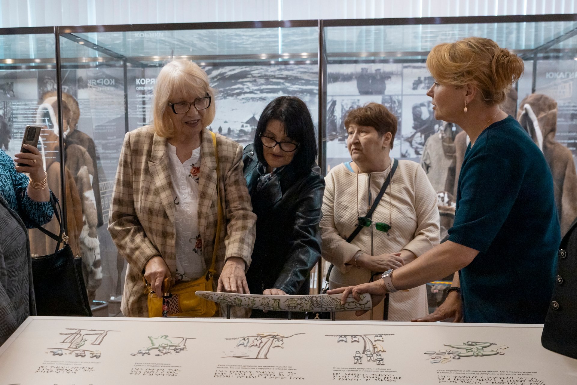 Музей победитель конкурса Без исключения 2025 Магаданский областной краеведческий музей вошёл в число победителей всероссийского конкурса Без исключения 2025 который проводит Благотворительный фонд Свет для развития инклюзивных практик В этот раз поддержку получат 44 музея из 25 регионов на их проекты Фонд направит 100 млн рублей Наш музей представил практику Микромир вокруг нас направленную на доступность естественнонаучной коллекции для незрячих слабовидящих и всех посетителей В рамках проекта будут созданы тактильные копии насекомых и панели с фактурами настольные игры Мемо и Лото видеоролики с оживающими насекомыми комфортная зона для игр и просмотров мультфильм о насекомых с тифлокомментарием Практика позволит сделать уникальный мир природы Магаданской области понятным и доступным для всех без исключения Стартуем в феврале 2026 года