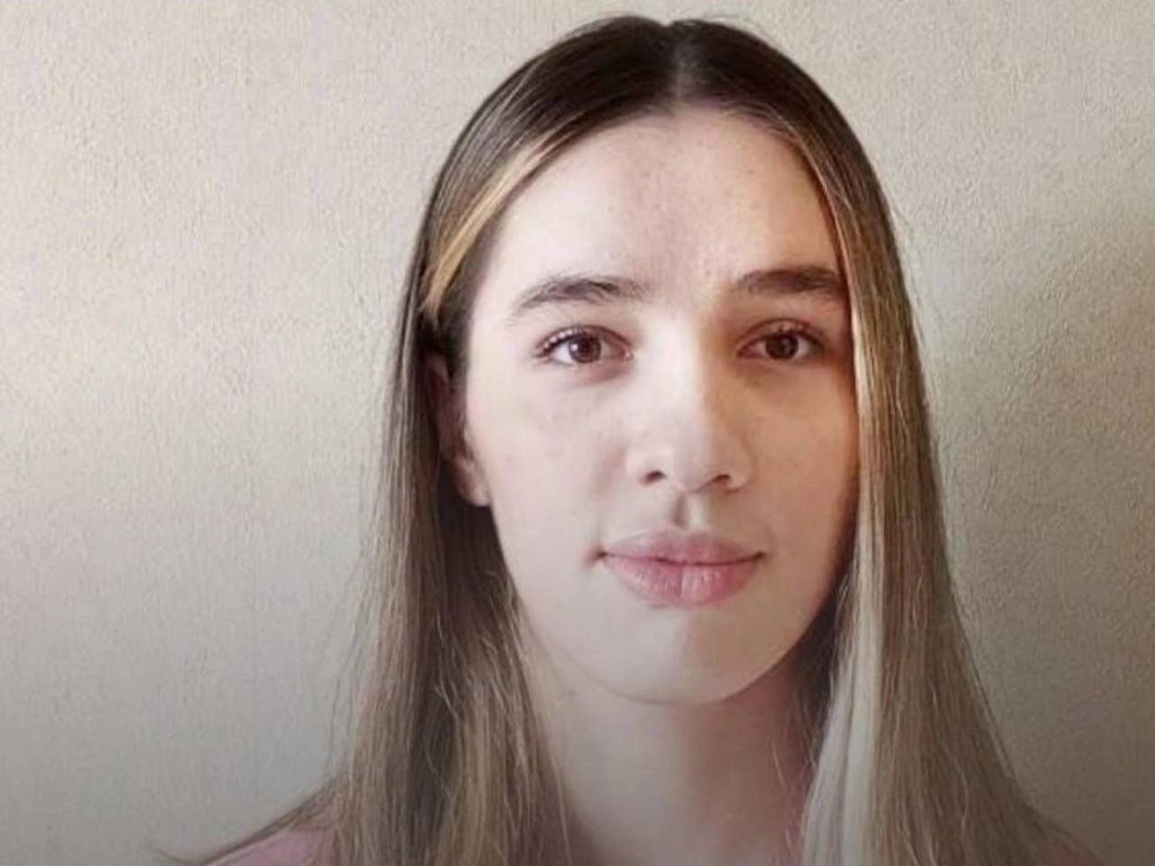 В Москве задержали 21 летнюю ингушку которая бежала из дома и заявила о насилии Айну Манькиеву ищут почти год сейчас она находится в отделе полиции в Свиблово Правозащитники заявляют что девушка родилась в многодетной малообеспеченной семье и с детства подвергалась унижениям и побоям В апреле 2025 года девушка решилась на побег Прошу меня не искать в розыск не подавать Также прошу не сообщать никакую информацию обо мне моим родственникам Возвращаться домой я не планирую потому что это может угрожать моей жизни здоровью и безопасности заявляла она тогда Как утверждают правозащитники Манькиеву задержали по подозрению в краже сейчас ее якобы планируют передать оперативникам в Ингушетию Отец девушки в разговоре с Осторожно Media подтвердил ее пропажу но заявил что ему ничего неизвестно о задержании дочери в Москве Подписаться на MSK1 Подарить буст