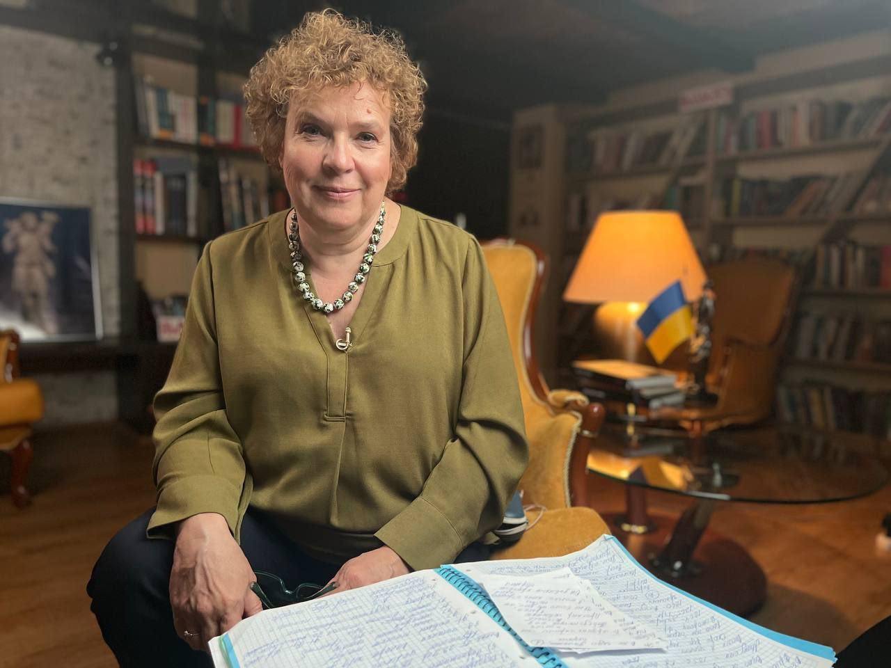 Суд в Москве заочно арестовал Тамару Эйдельман по делу о военных фейках и реабилитации нацизма Соответствующее требование заявила Дорогомиловская межрайонная прокуратура Установлено что 5 мая 2024 года иноагент Эйдельман опубликовала на публичном канале администрируем ею видеозапись авторской программы содержащую высказывания с негативной информацией о действиях СССР в годы Второй мировой войны днях воинской славы и памятных датах России связанных с защитой Отечества а также о ветеранах Великой Отечественной войны 8 июля 2024 года в социальной сети она публично распространила под видом достоверных сообщений заведомо ложную информацию содержащую данные об использовании ВС РФ в целях защиты интересов РФ и ее граждан говорится в заявлении надзорного ведомства Заслуженного учителя России Тамару Эйдельман обвиняют в двух эпизодах реаблилитации нацизма и одном эпизоде распротранения военных фейков