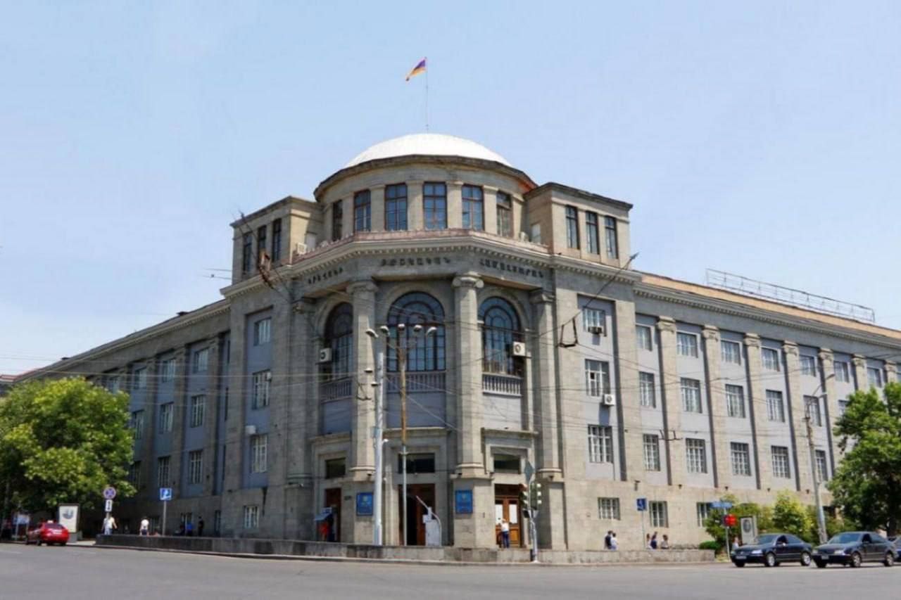 Пожар в Медицинском университете В 19 04 поступил сигнал о пожаре в одном из кабинетов Ереванского медицинского университета Выяснилось что пожар возник в лаборатории Пожар был локализован в 19 50 потушен в 20 14 Один человек госпитализирован в медицинский центр МВД Армении