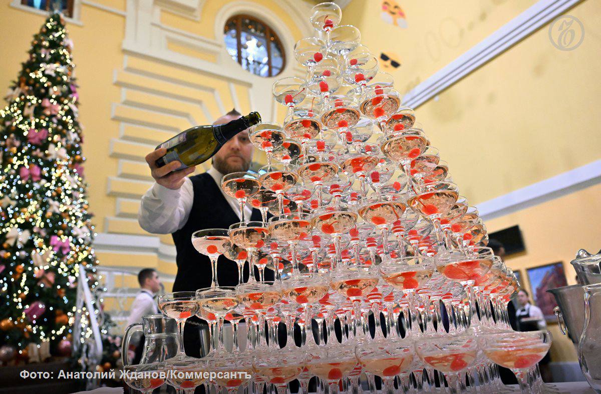 Интерес бизнеса к проведению предновогодних корпоративных праздников сократился на 30 год к году стало известно Ъ Основная причина падения спроса общая неопределенность в экономике Это не столько нежелание праздновать сколько прагматичный подход бизнеса считают эксперты Часть компаний не отказываются от корпоративов а сдвигают их даты на более доступный по расценкам январь Средний бюджет новогодних праздников на 100 человек колеблется в диапазоне 40 70 тыс руб на персону Стоимость всего праздника исходя из этой оценки составляет 4 7 млн руб Кроме того на рынок вернулся формат капустников корпоративов где развлекательную программу готовят сами сотрудники Также по словам экспертов большинство праздничных мероприятий в компаниях сейчас проходят в конфиденциальном режиме о них не пишут в соцсетях Ъузнал