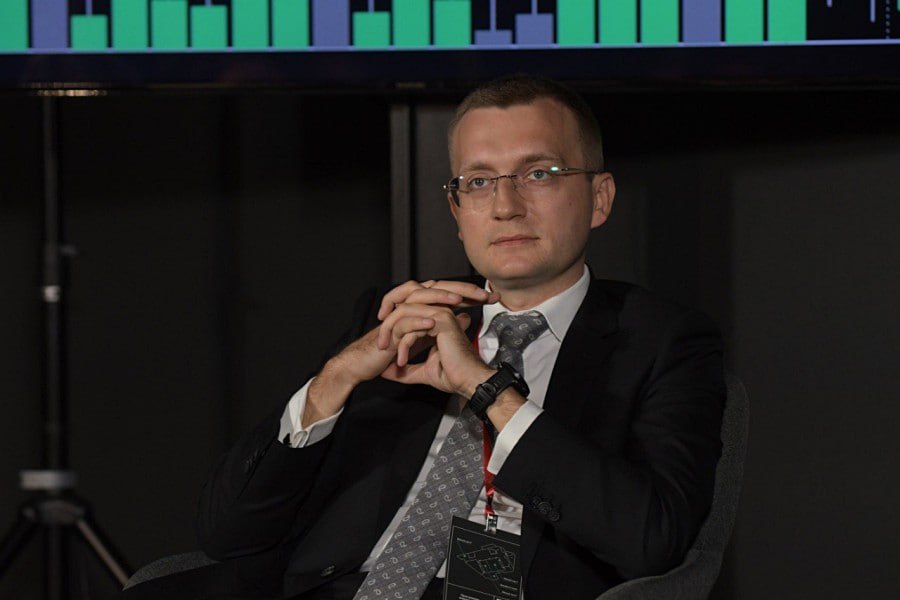 Минфин планирует выполнить план внутренних заимствований на 2025 год  Годовой объем программы составляет 4,8 трлн рублей, заявил директор департамента государственного долга и государственных финансовых активов Денис Мамонов   В III квартале Минфин планирует разместить ОФЗ на 1,5 трлн рублей. Объем размещения ОФЗ со сроком погашения до 10 лет составит 500 млрд рублей, более 10 лет - 1 трлн рублей