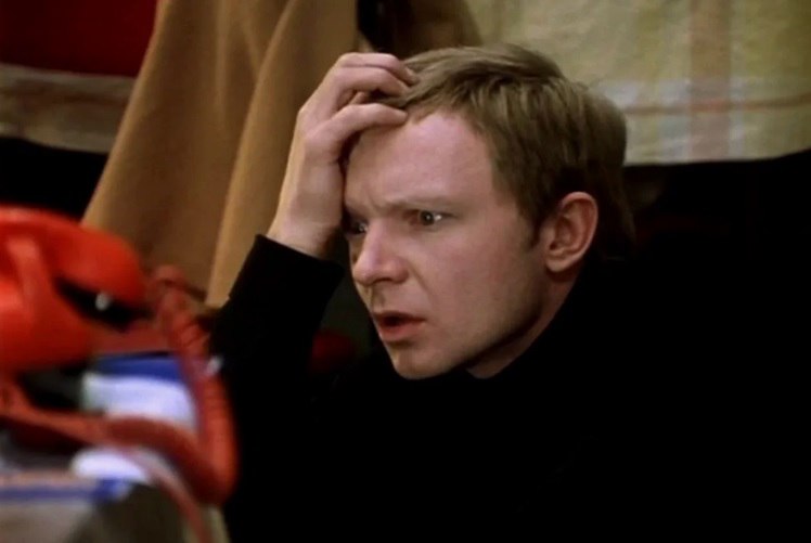 Употребление алкоголя в России снижается восьмой месяц подряд Меньше пить а точнее меньше покупать спиртное согласно данным Единой межведомственной информационно статистической системы россияне начали с апреля Тогда расход был 8 32 литра на душу населения в последние 12 месяцев В ноябре текущего года этот показатель уже 7 63 литра Последний раз такое фиксировали в 1997 1998 годах Правда статистика там основывалась на ограниченной базе официальных продаж тогда как параллельно существовал огромный нелегальный сектор до двух третей всех продаж Среди лидеров потребления в ноябре Свердловская область 10 34 литра Новосибирская 8 35 литра Татарстан 8 27 литра Москвичи в среднем в ноябре приняли по 4 76 литра алкогольной продукции жители Санкт Петербурга по 6 28 литра Подписаться на truekpru Читать нас в MAX