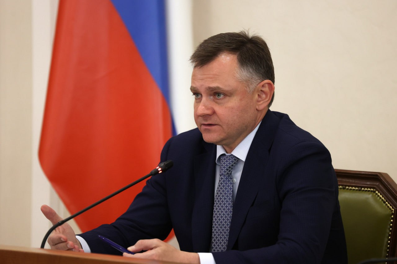Врио главы Дона раскритиковал решение чиновников перекрыть «самую безопасную дорогу» под Ростовом Ранее эта дорога стала известна благодаря вирусному видео, где водитель зафиксировал большое количество пешеходных переходов и «лежачих полицейских». Об этом сообщает пресс-служба правительства донского региона. «По дороге в Рассвет – мы все стали звездами интернета, вся область. Мне только ленивый не переслал это видео. Это тот редкий случай, когда в одном месте две российские беды сплелись в самом причудливом симбиозе», – прокомментировал Юрий Слюсарь. Южная служба новостей