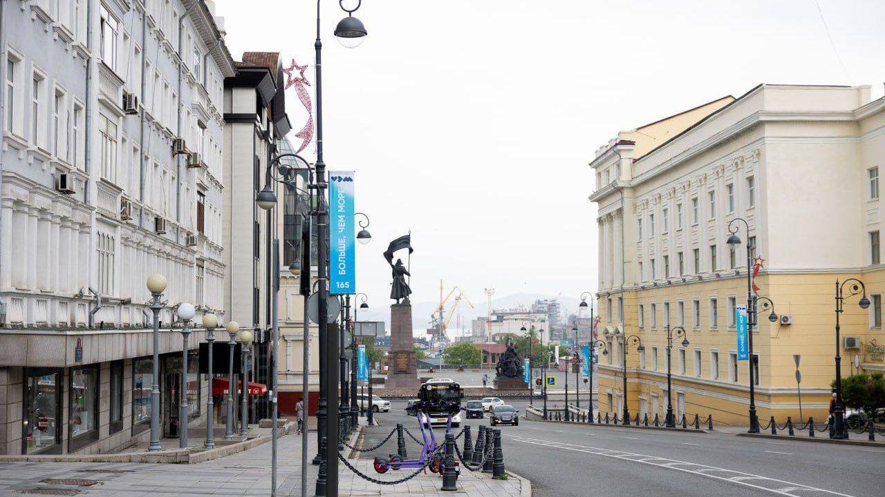Владивосток готовится отметить 165-летие со дня основания города Дальневосточная столица готовится к празднованию 165-летия. В преддверии юбилея на Океанском проспекте установлены праздничные консоли, а в районах размещены баннеры с логотипом и слоганом «Владивосток — больше, чем море». Запланировано множество мероприятий на различных площадках, включая концерты, фестивали, выставки. Поздравить жителей приедут музыкальные группы «Город-312», «Корни» и певица Виктория Дайнеко. Праздник охватит все районы города и продлится несколько дней. Администрация приглашает всех принять участие в праздновании.
