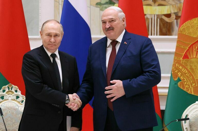 Александр Лукашенко направил Владимиру Путину поздравление с Днем России, отметив, что на международной арене Российская Федерация стоит на страже национальных интересов, выступает лидером движения за новый мировой порядок. «Белоруссия придает важнейшее значение развитию отношений союзничества с Россией, основанных на общности исторических судеб» — подчеркнул белорусский лидер.