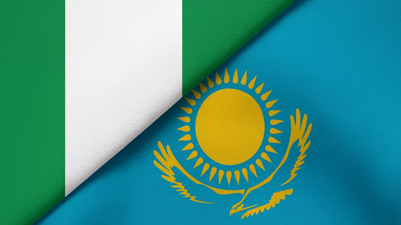Казахстан будет кормить Нигерию? Зачем Бектенов встречался с африканским королём  2 июня Олжас Бектенов провёл переговоры с королём Ифе, Оони Адейейе Энитаном Огунвус — духовным и политическим лидером народа йоруба, одного из самых многочисленных в Нигерии  40 млн человек .  Несмотря на то, что Нигерия — федеративная республика, влияние короля не нужно недооценивать.  Отдельное внимание премьер-министр и король уделили поставкам казахстанской пшеницы в Нигерию, а также возможностям Среднего коридора  ТМТМ  как маршрута экспорта в Западную Африку.  В 2024 году товарооборот Казахстана со странами Африки вырос на 15,4 % и составил 789,2 млн долларов, но связи с Нигерией пока остаются точечными.  Нигерия — не единственная страна Африки, с которой выгодно сотрудничать РК. Зачем взаимодействовать со странами третьего мира, рассказал Жумангарин.  • Иллюстрация: нейросеть DALL-E.
