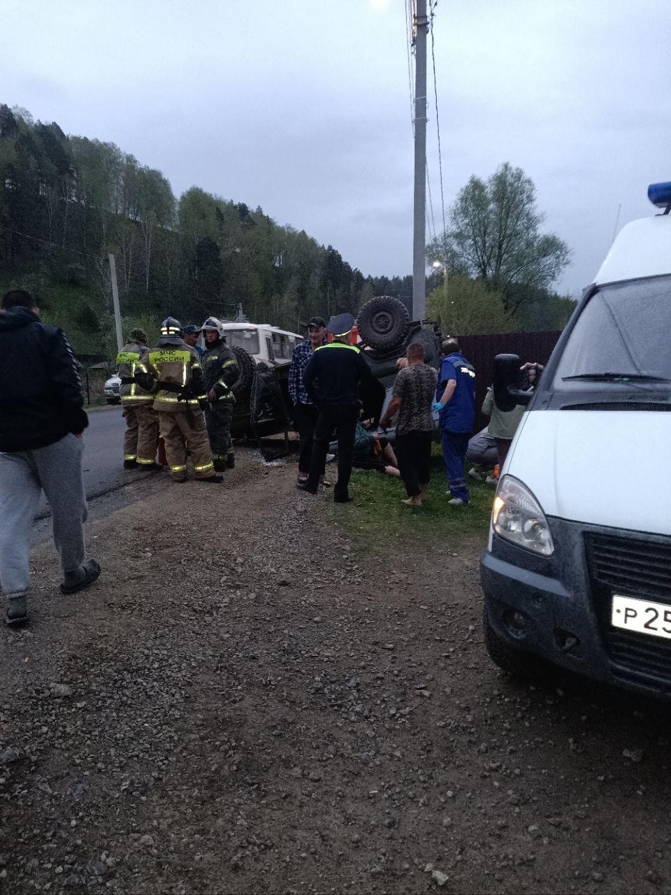 Вчера около 20:00 в Кызыл-Озеке перевернулся автомобиль УАЗ-31512. По предварительным данным ГИБДД, 38-летний водитель он местный житель не справился с управлением, съехал с проезжей части, его машина опрокинулась. В результате ДТП в приемный покой Республиканской больницы с полученными травмами были доставлены водитель и два пассажира – местные жительницы 33-х и 62-х лет, госпитализация никому не понадобилась.