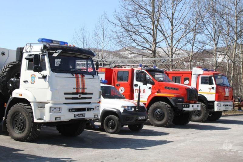 Камчатских спасателей из за праздника перевели в режим повышенной готовности На Камчатке силы и средства краевого управления МЧС на время празднования Дня народного единства переведены на усиленный режим работы сообщили агентству КАМЧАТКА ИНФОРМ в ведомстве Такой режим несения дежурства продлится с 1 ноября до утра 5 ноября Традиционно в период праздников фиксируется увеличение числа бытовых пожаров и других происшествий Повышается риск пожаров пропажи людей в природе и происшествий на водоемах отметил начальник камчатского главка МЧС Игорь Михно Спасатели призывают камчатцев соблюдать правила безопасности в быту и на природе Читать на сайте