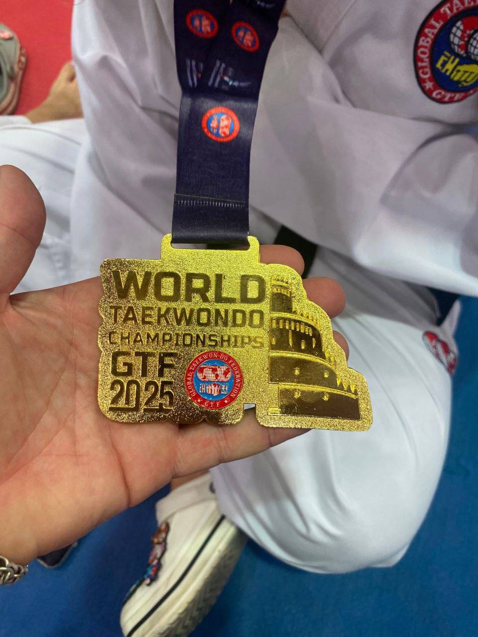 Крымчанка выиграла чемпионат мира по тхэквондо в ОАЭ. Амина Исмаилова из Симферополя взяла первое место на состязаниях в Аль-Эйн, сообщает администрация столицы Крыма. Там также отметили, что крымская спортсменка выполнила норматив мастера спорта России.